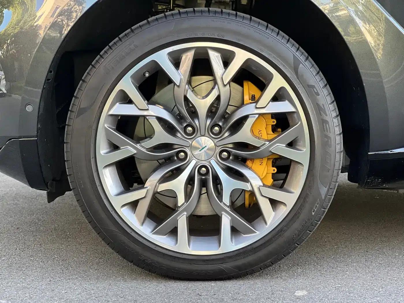 2023 Aston Martin DBX 4.0T V8 — миниатюра 8