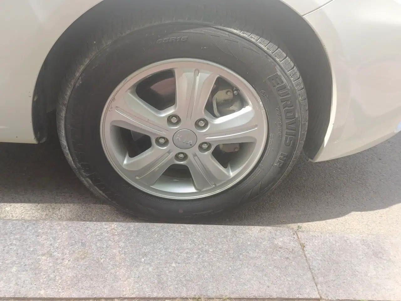 Kia Forte 2014 1.6L MT GL — миниатюра 8