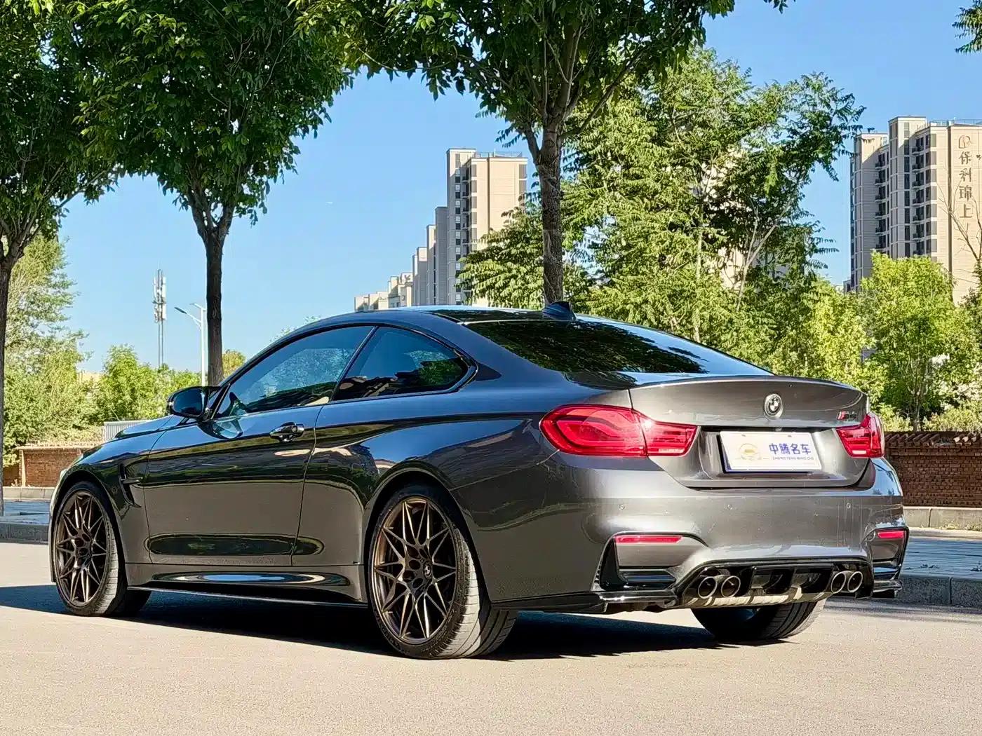 2017 BMW M4 Coupe Fan Edition — миниатюра 32