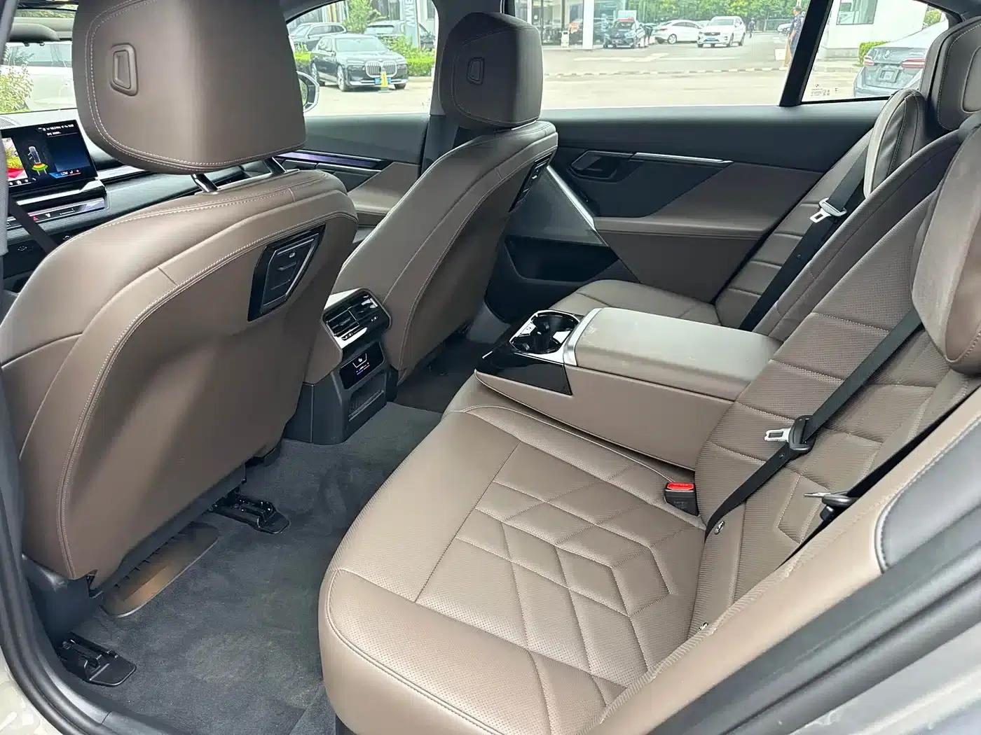 BMW i5 2024 eDrive 35L Luxury Package — миниатюра 8