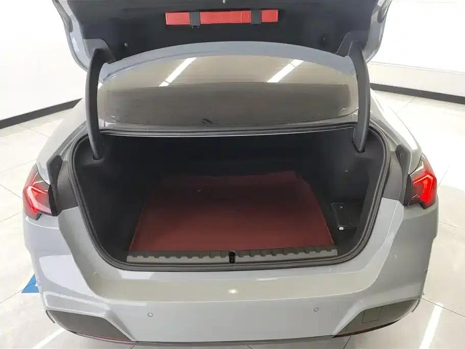 2025 BMW 2 Series 225L M Sport Shadow Edition — миниатюра 4