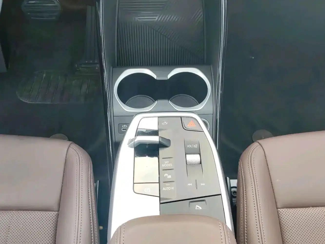BMW iX1 2025 eDrive25L M Sport Package — миниатюра 10