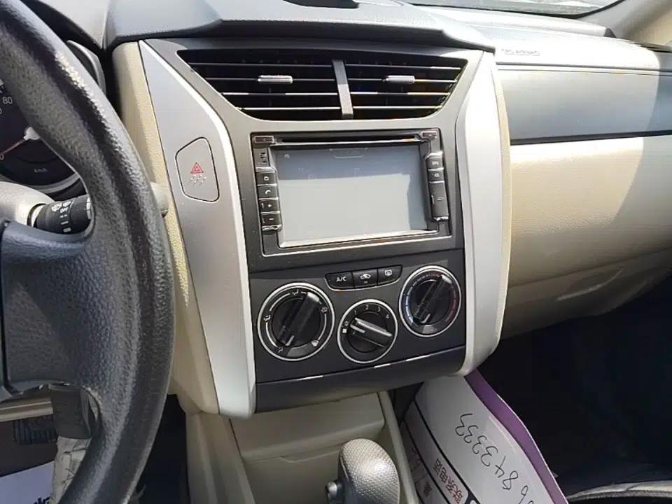 Venucia R50 2014 1.6L Automatic Splendid Edition — миниатюра 16