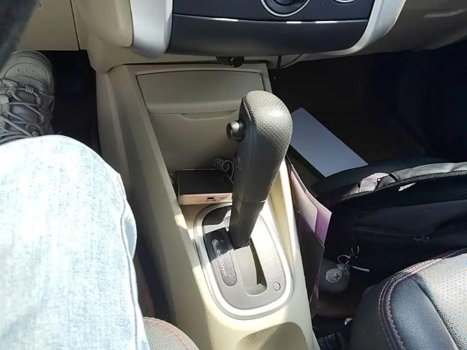 Venucia R50 2014 1.6L Automatic Splendid Edition — миниатюра 17