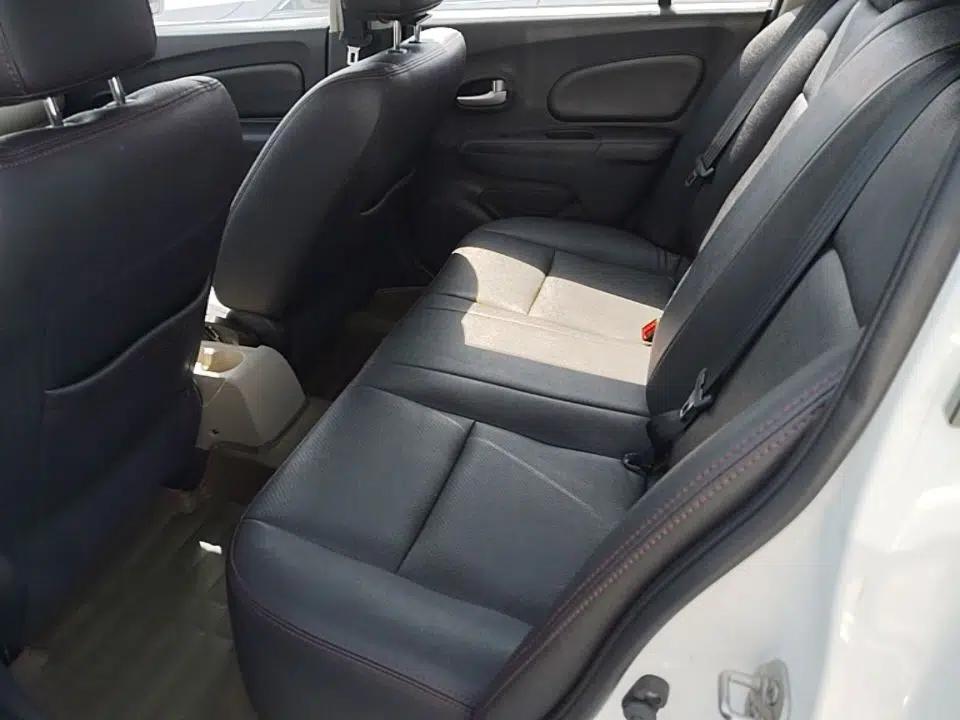 Venucia R50 2014 1.6L Automatic Splendid Edition — миниатюра 20