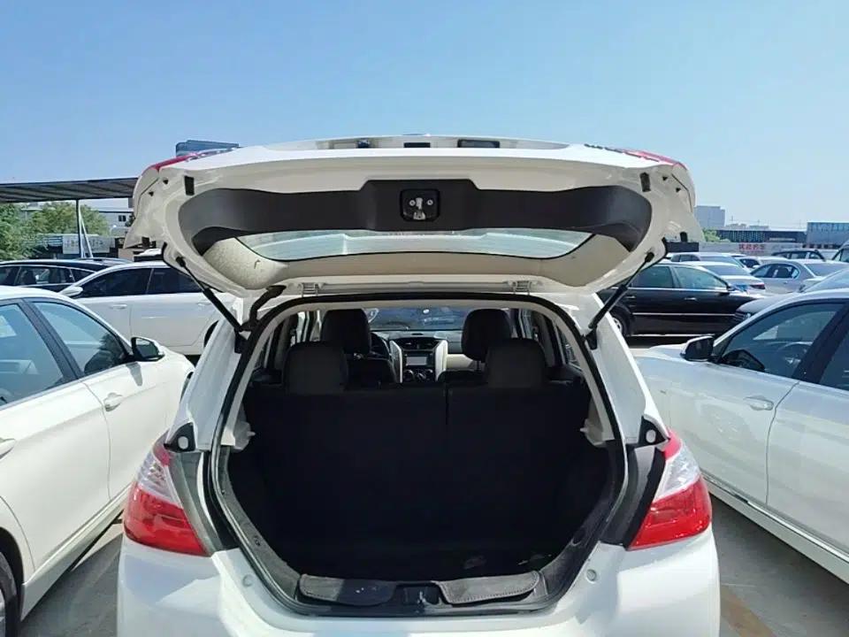 Venucia R50 2014 1.6L Automatic Splendid Edition — миниатюра 22