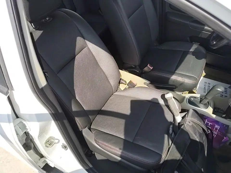 Venucia R50 2014 1.6L Automatic Splendid Edition — миниатюра 23