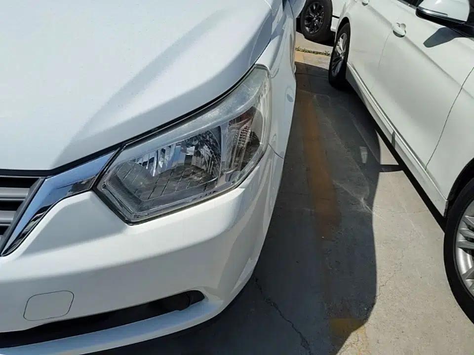 Venucia R50 2014 1.6L Automatic Splendid Edition — миниатюра 9