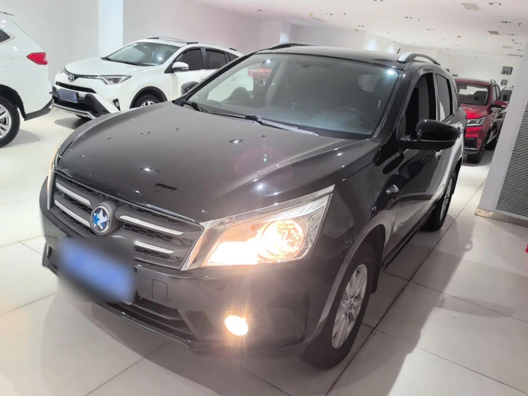 Venucia T70 2015 2.0L CVT Smart Choice Edition — миниатюра 1