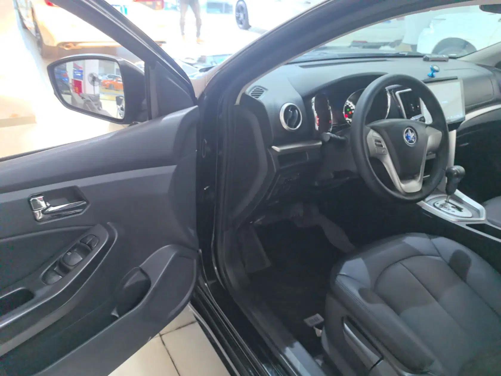Venucia T70 2015 2.0L CVT Smart Choice Edition — миниатюра 18