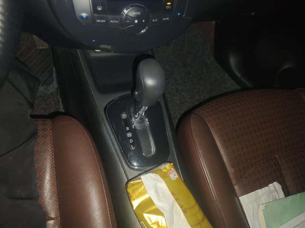 Nissan Tiida 2011 1.6L CVT Smart Version — миниатюра 15