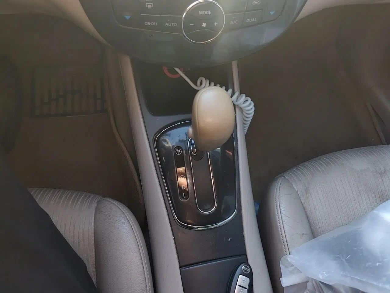 Nissan Tiida 2011 1.6L CVT Smart Version — миниатюра 15