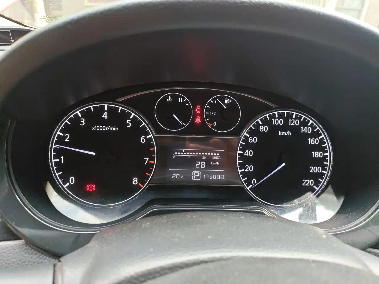Nissan Tiida 2011 1.6L CVT Smart Version — миниатюра 12