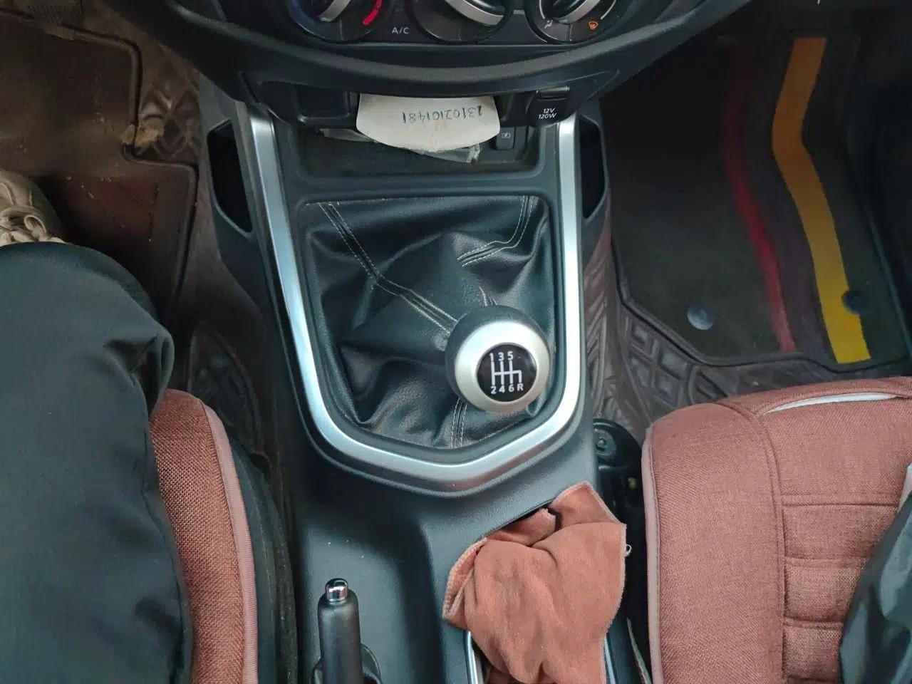 Nissan Terra 2018 2.5L Manual Two-Wheel Drive Elite Edition — миниатюра 15