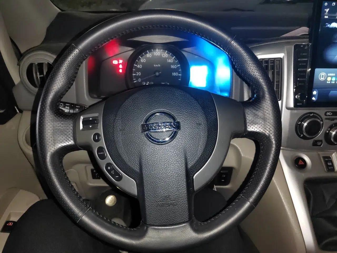 Nissan NV200 2014 1.6L Manual Luxury Model China IV Standard — миниатюра 11