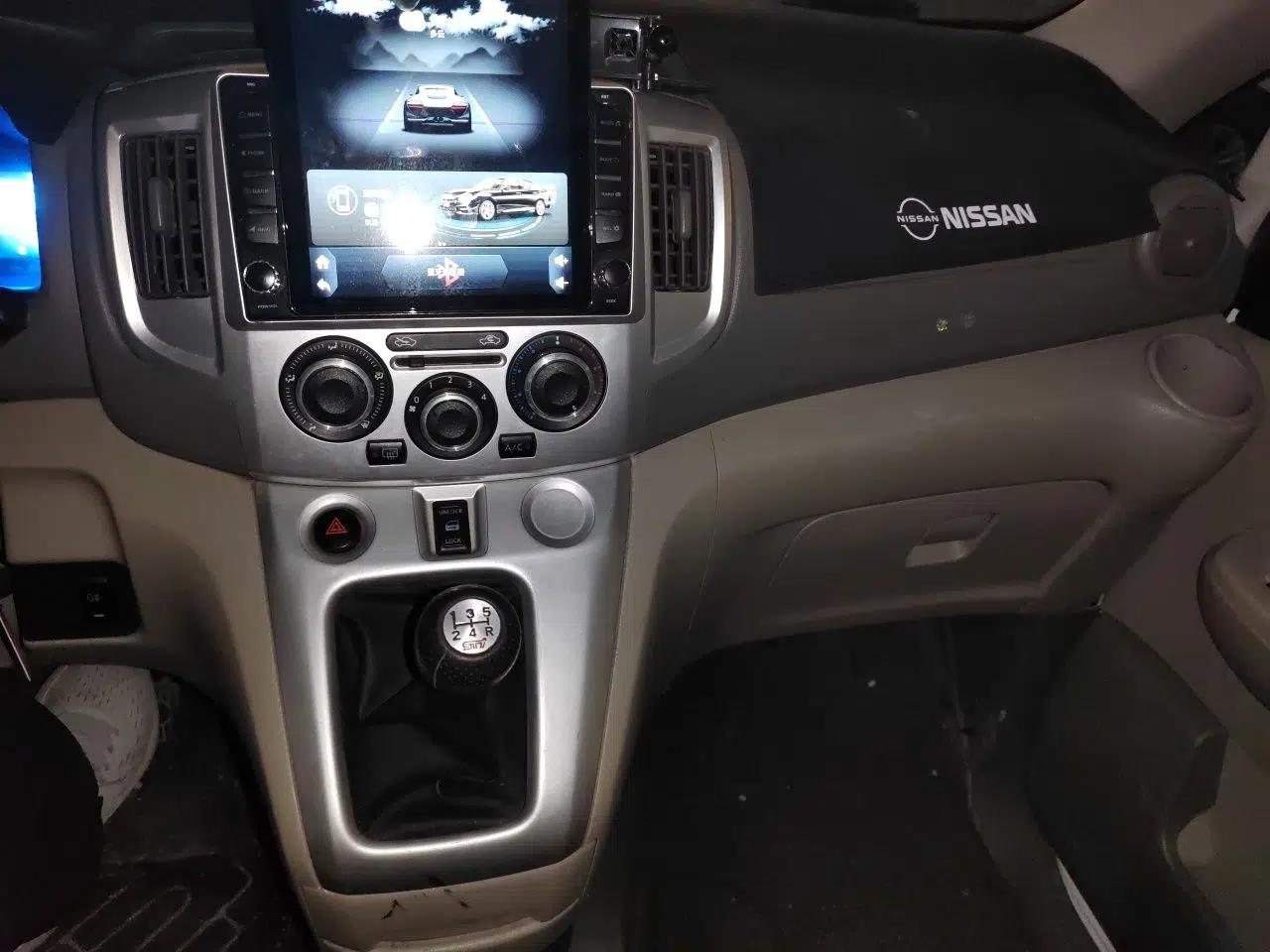 Nissan NV200 2014 1.6L Manual Luxury Model China IV Standard — миниатюра 14
