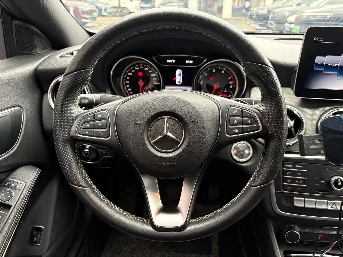 Imported Mercedes-Benz CLA 2018 CLA 200 Dynamic — миниатюра 9