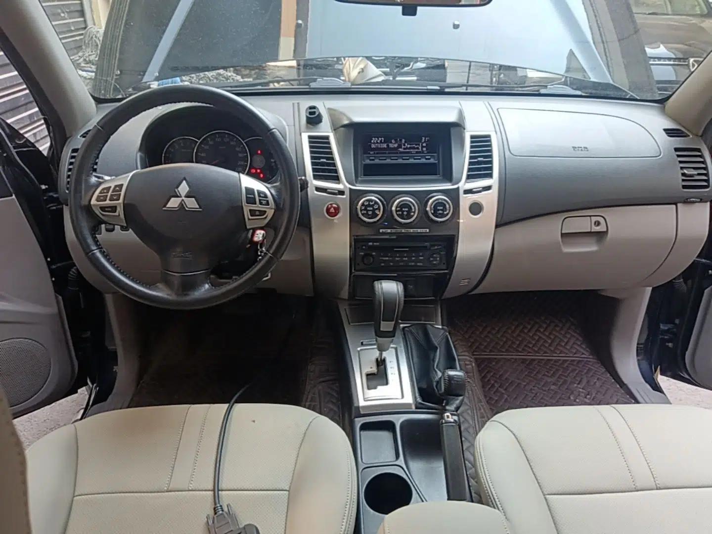Mitsubishi Pajero Sport 2013 3.0L Automatic 4x4 Executive Edition — миниатюра 13