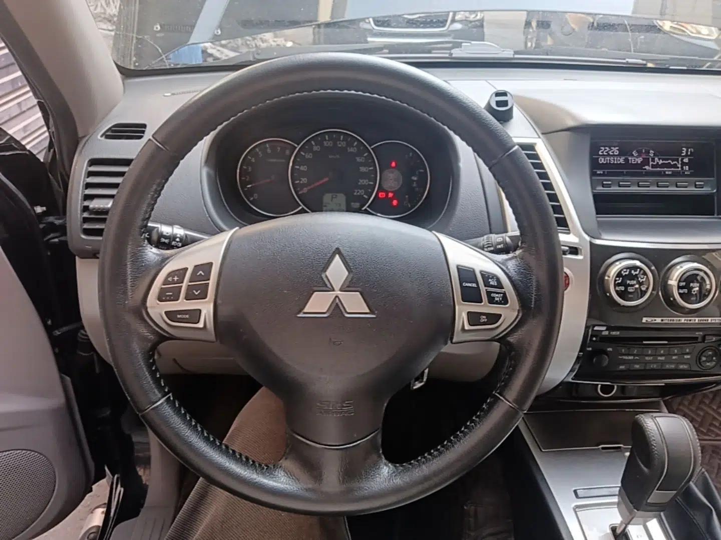 Mitsubishi Pajero Sport 2013 3.0L Automatic 4x4 Executive Edition — миниатюра 14