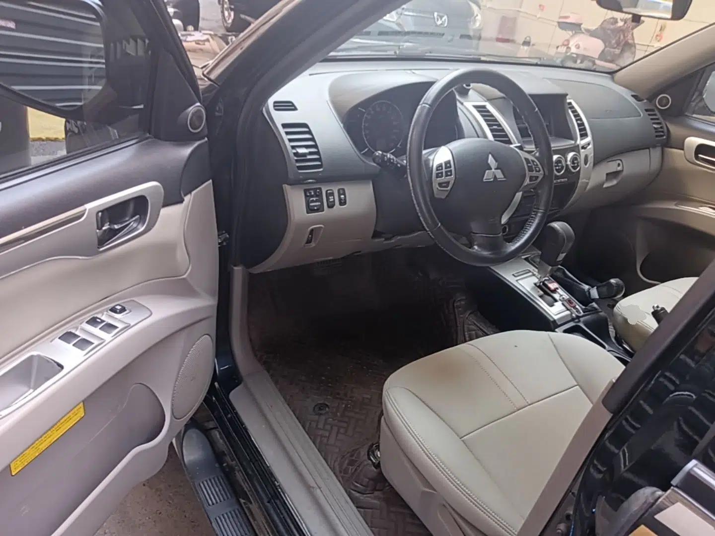 Mitsubishi Pajero Sport 2013 3.0L Automatic 4x4 Executive Edition — миниатюра 19