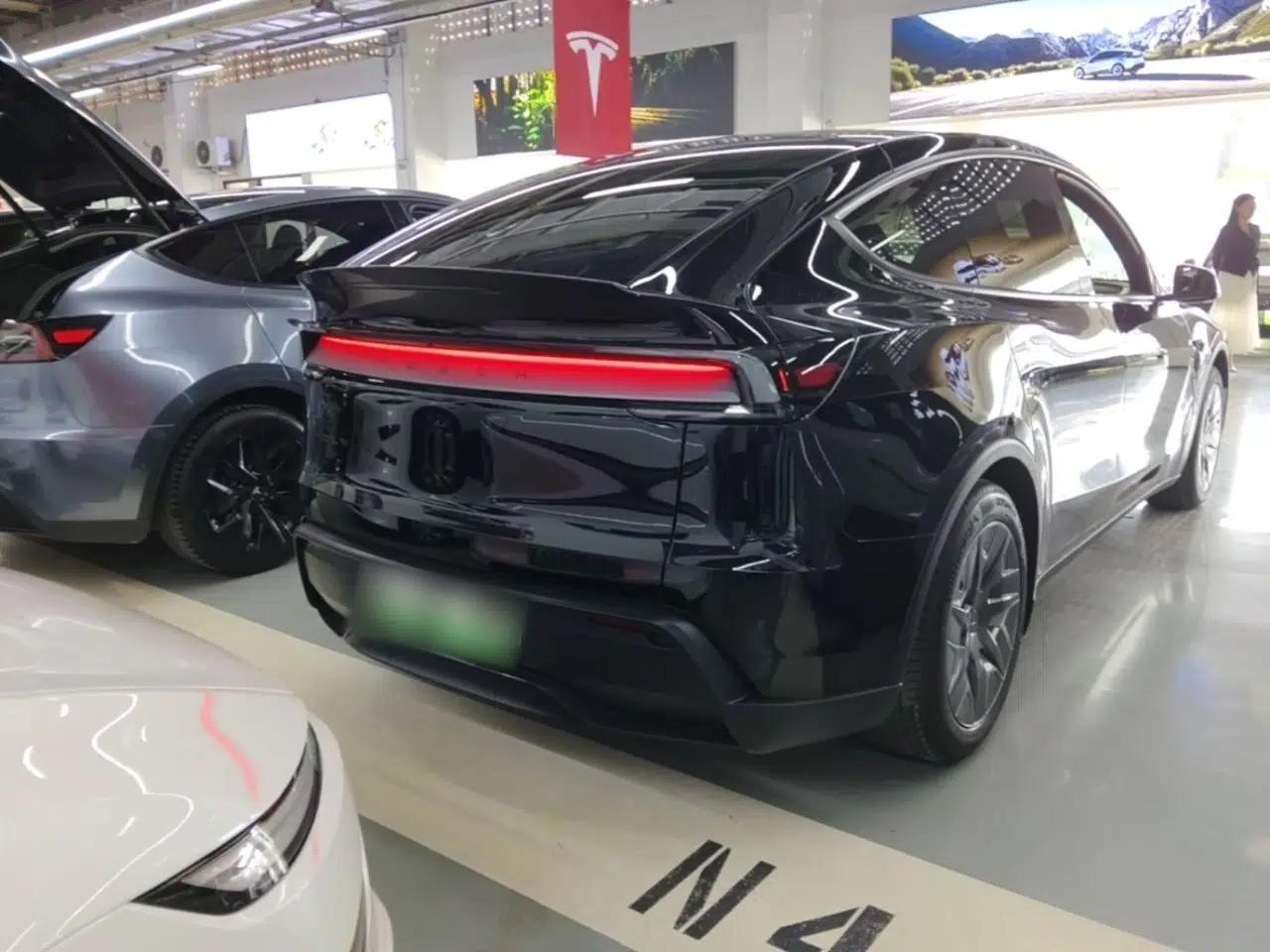 Tesla Model Y L 2025 Model Long-Range All-Wheel-Drive Version — миниатюра 4