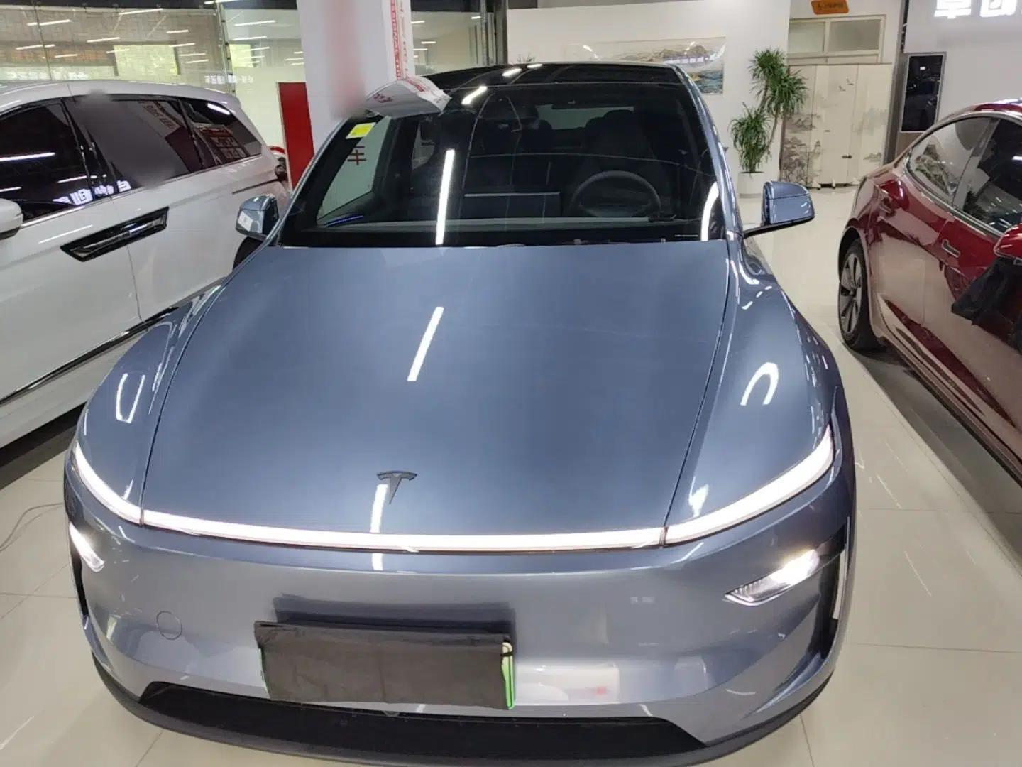 Tesla Model Y L 2025 Model Long-Range All-Wheel-Drive Version — миниатюра 2