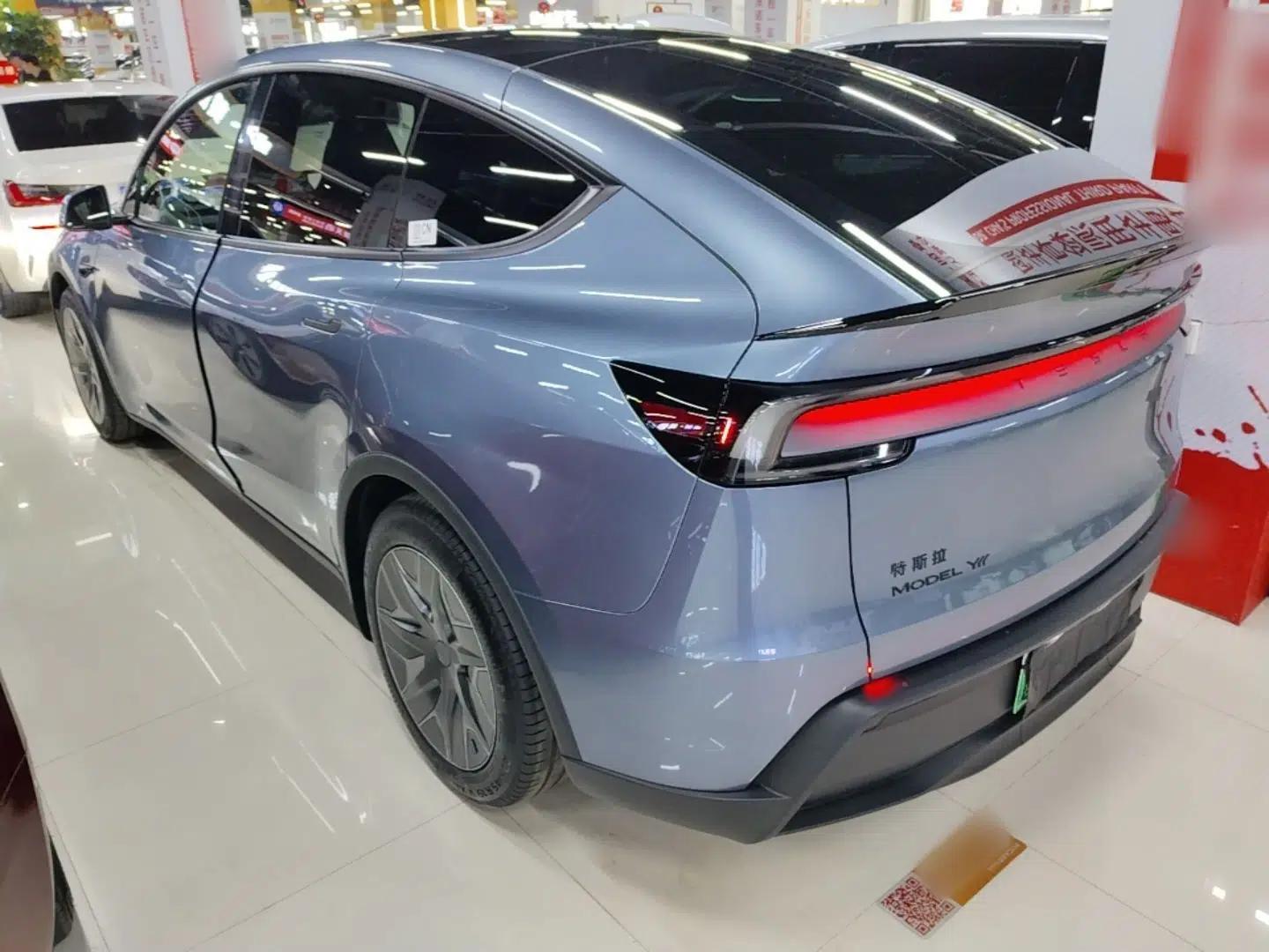 Tesla Model Y L 2025 Model Long-Range All-Wheel-Drive Version — миниатюра 7