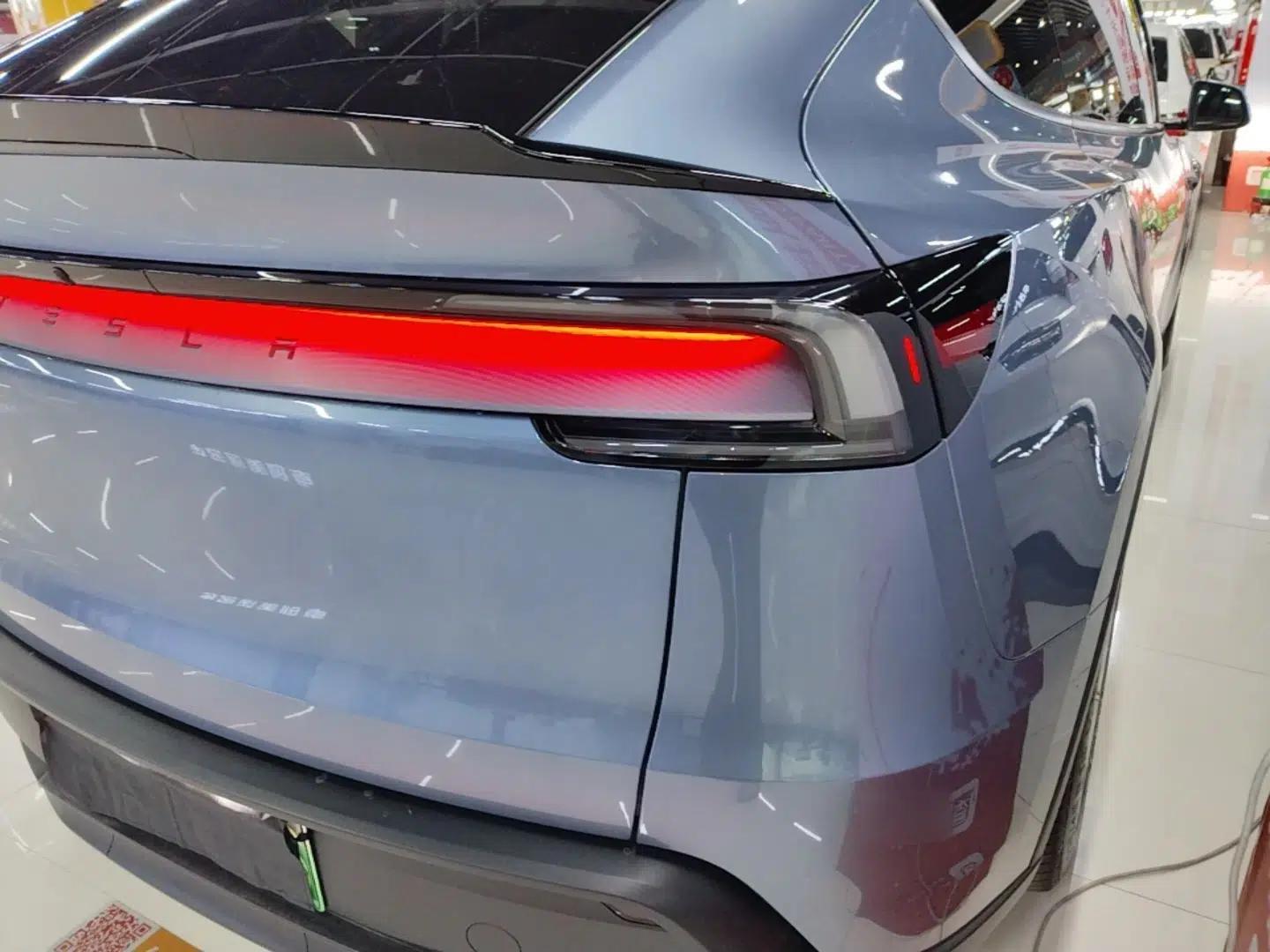 Tesla Model Y L 2025 Model Long-Range All-Wheel-Drive Version — миниатюра 8