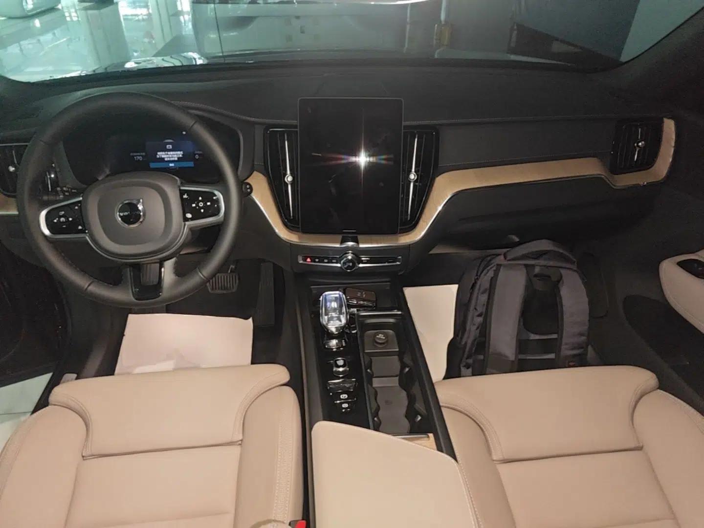 Volvo XC60 New Energy 2026 Model Plug-in Hybrid Long-Range Four-Wheel Drive Zhiyuan Luxury Edition — миниатюра 13