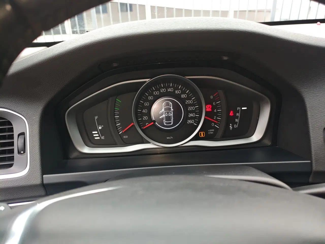 Volvo V60 2015 T5 Zhiyi Edition — миниатюра 12
