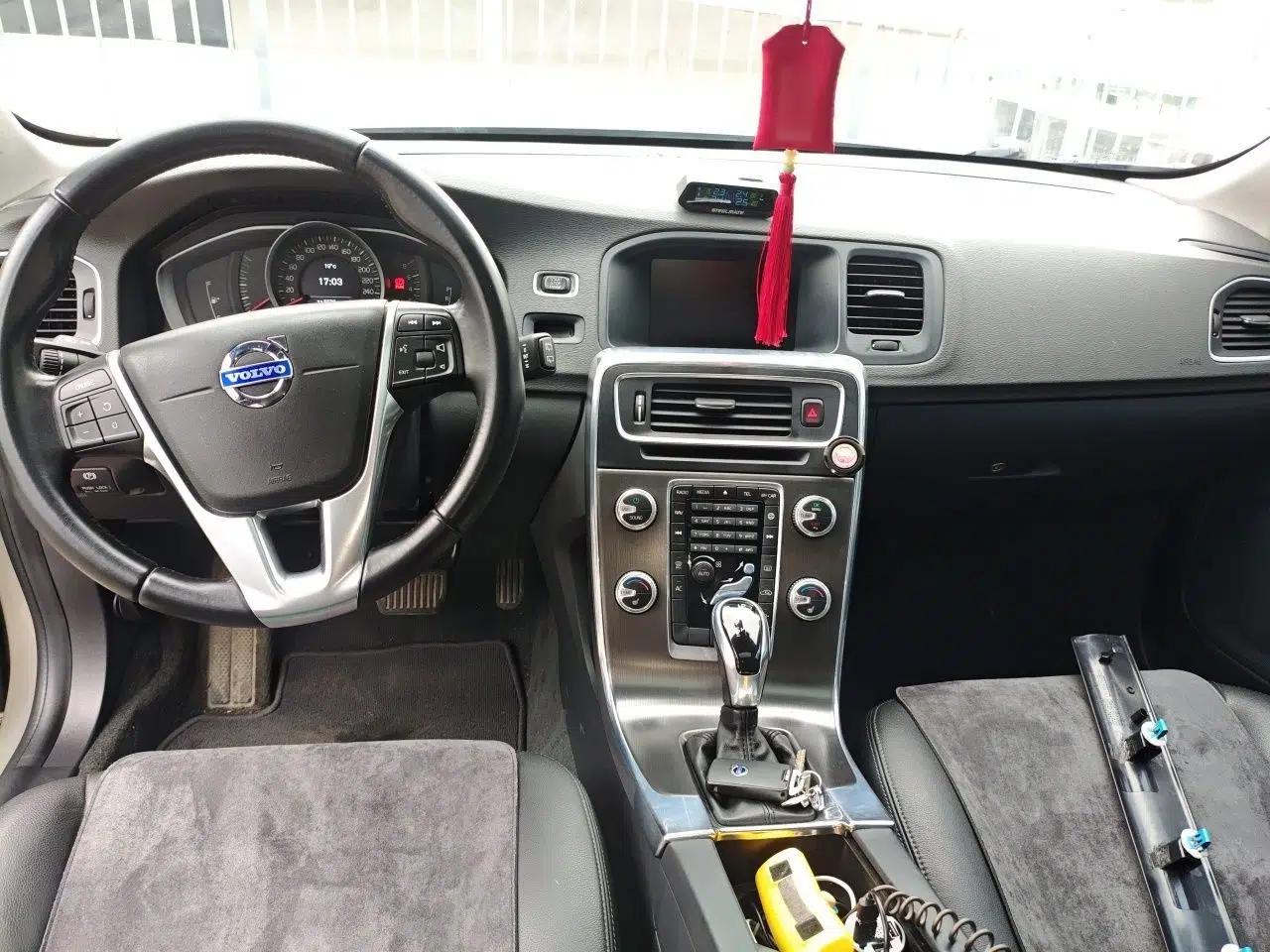 Volvo V60 2015 T5 Zhiyi Edition — миниатюра 10
