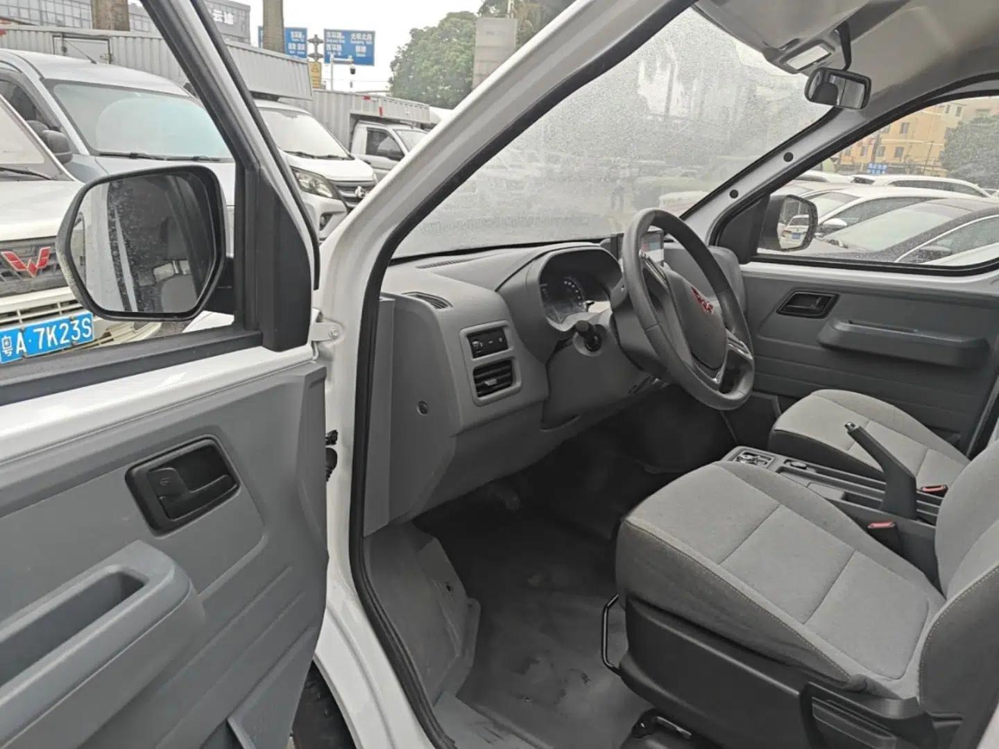 Wuling Yangguang 2024 300KM Comfort Version Passenger Van 75kW — миниатюра 19