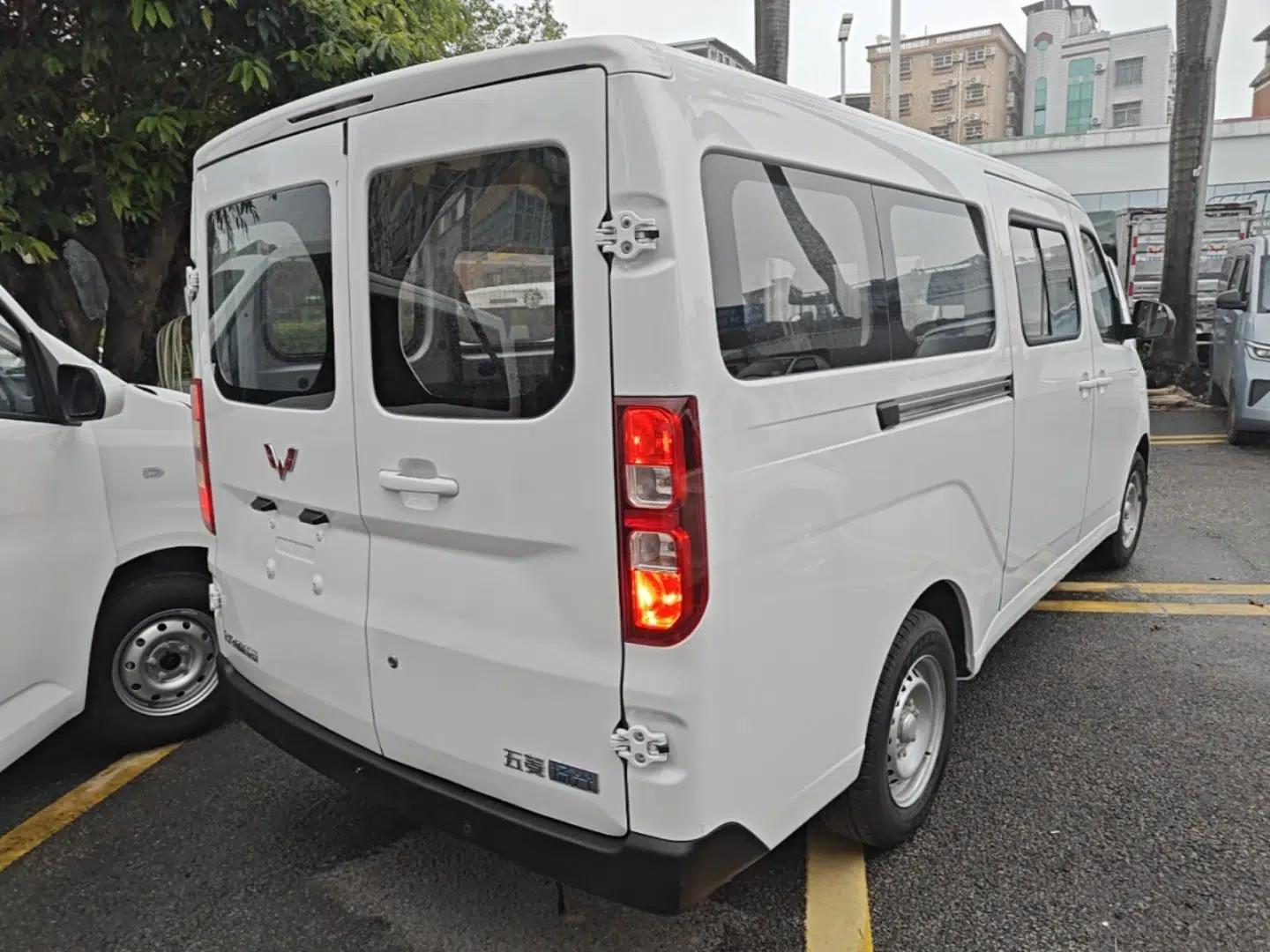 Wuling Yangguang 2024 300KM Comfort Version Passenger Van 75kW — миниатюра 6