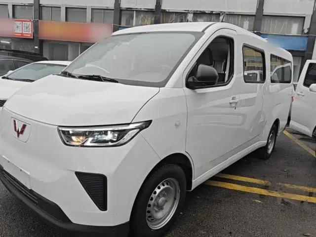 Wuling Yangguang 2024 300KM Comfort Version Passenger Van 75kW
