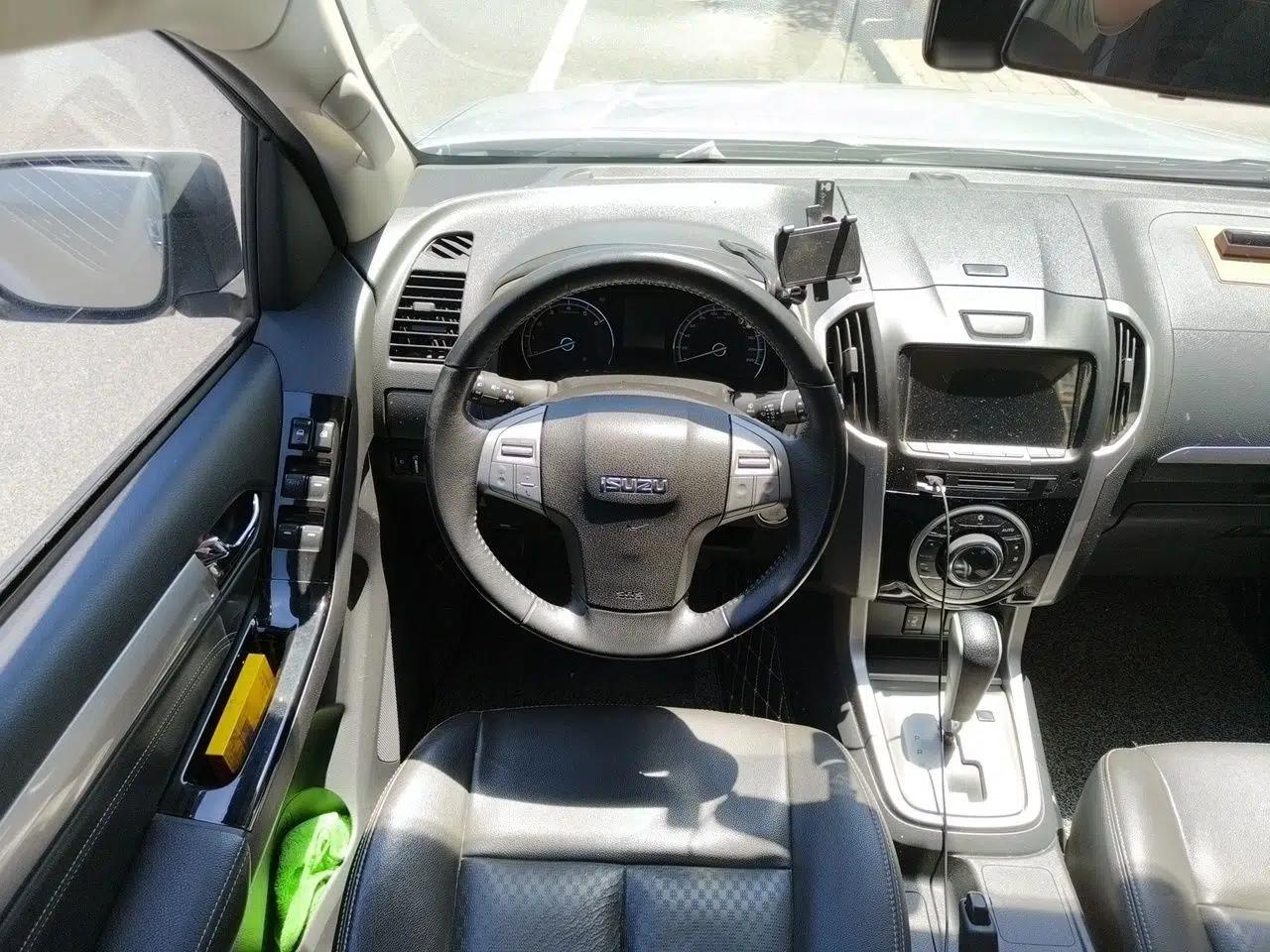 Isuzu mu-X 2017 2.5T Two-Wheel Drive Automatic Luxury 7-Seater — миниатюра 11