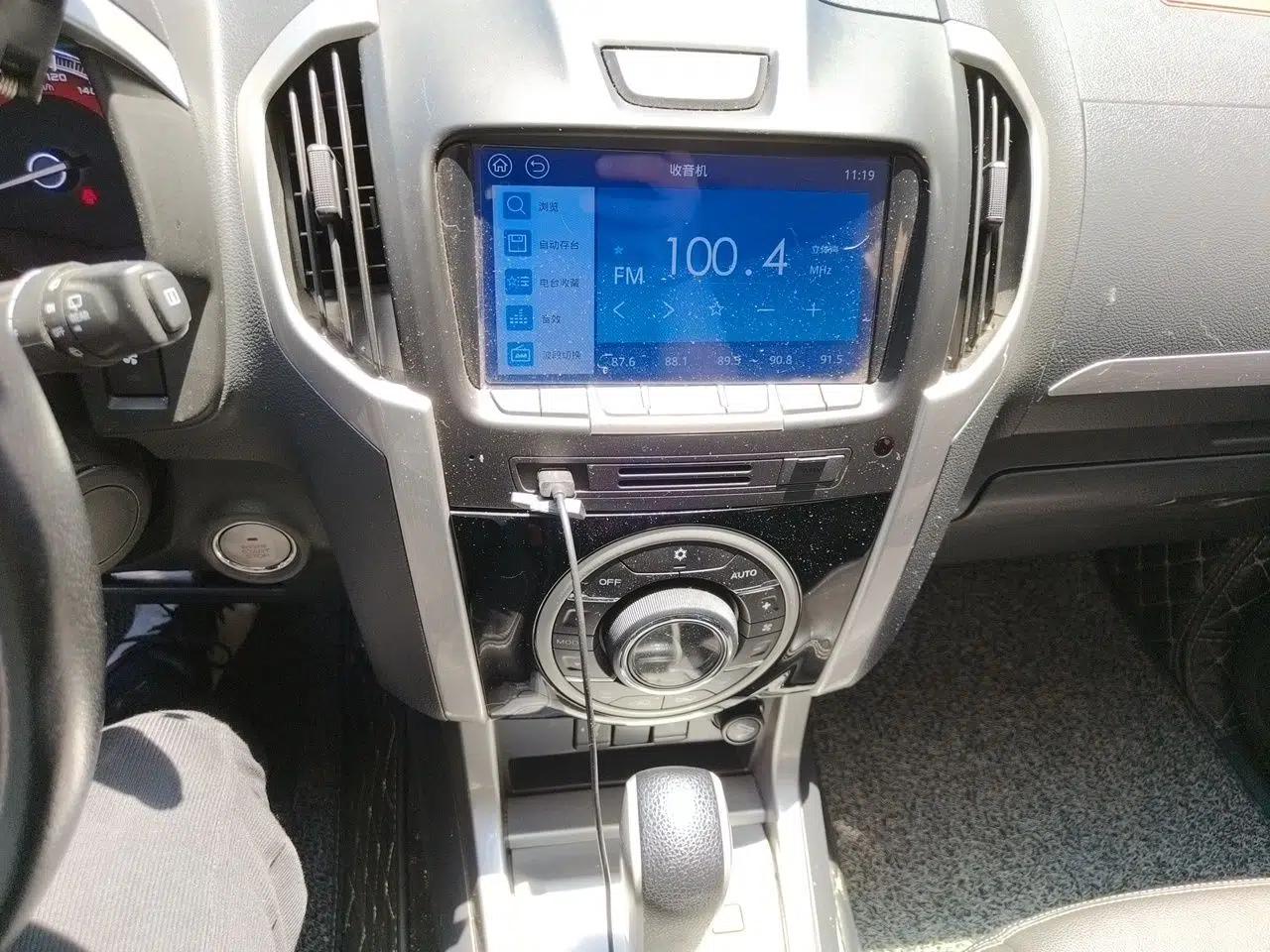 Isuzu mu-X 2017 2.5T Two-Wheel Drive Automatic Luxury 7-Seater — миниатюра 14
