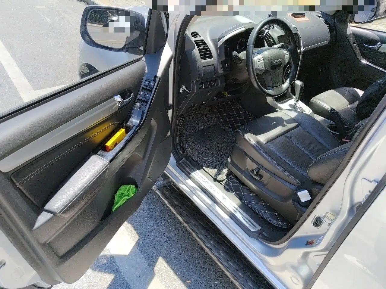 Isuzu mu-X 2017 2.5T Two-Wheel Drive Automatic Luxury 7-Seater — миниатюра 17