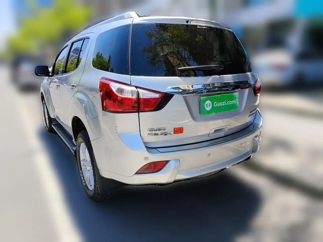 Isuzu mu-X 2017 2.5T Two-Wheel Drive Automatic Luxury 7-Seater — миниатюра 4