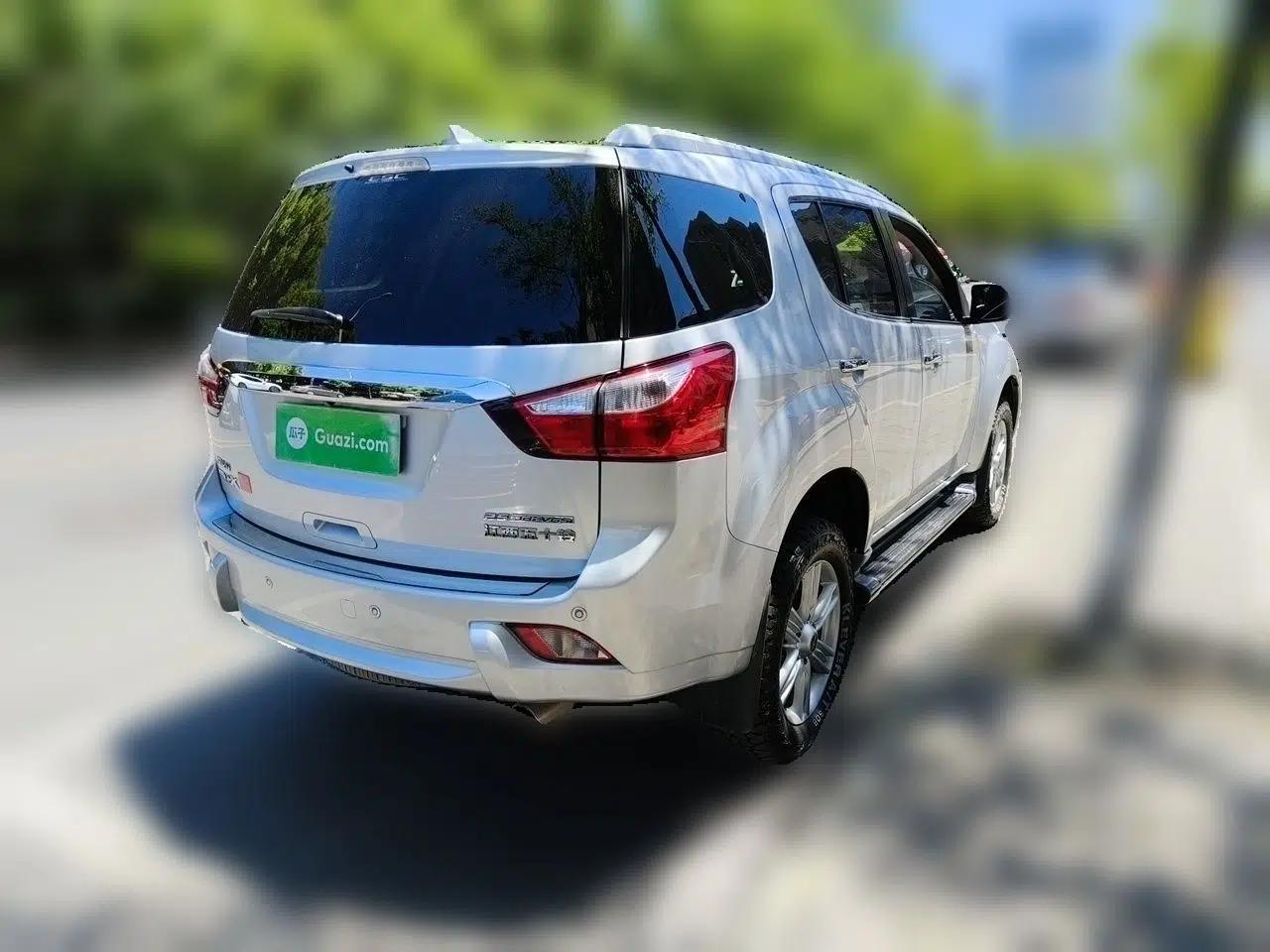 Isuzu mu-X 2017 2.5T Two-Wheel Drive Automatic Luxury 7-Seater — миниатюра 6