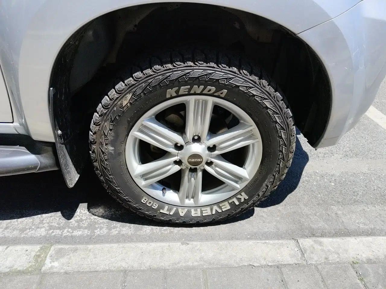 Isuzu mu-X 2017 2.5T Two-Wheel Drive Automatic Luxury 7-Seater — миниатюра 8