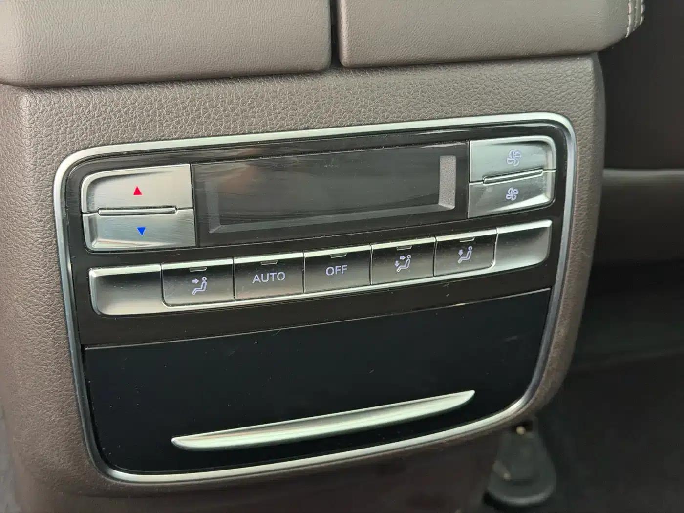 Roewe RX8 2019 30T Intelligent Connected 4WD Super Flagship Edition — миниатюра 19