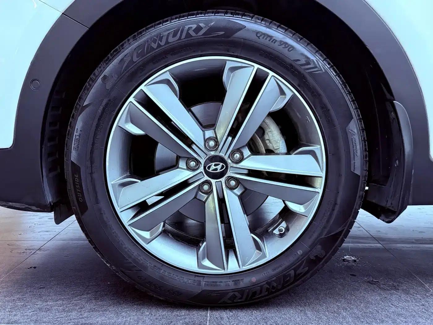 2013 Geely Grand Prix 3.0L 7-seater 4WD Flagship Edition with Brown Interior — миниатюра 25