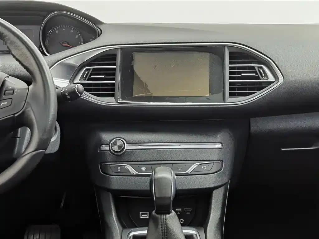 Peugeot 308S 2015 1.2T Automatic Sporty Edition — миниатюра 12