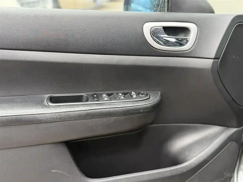 Peugeot 307 2010 Hatchback 1.6L Automatic Luxury Edition — миниатюра 4