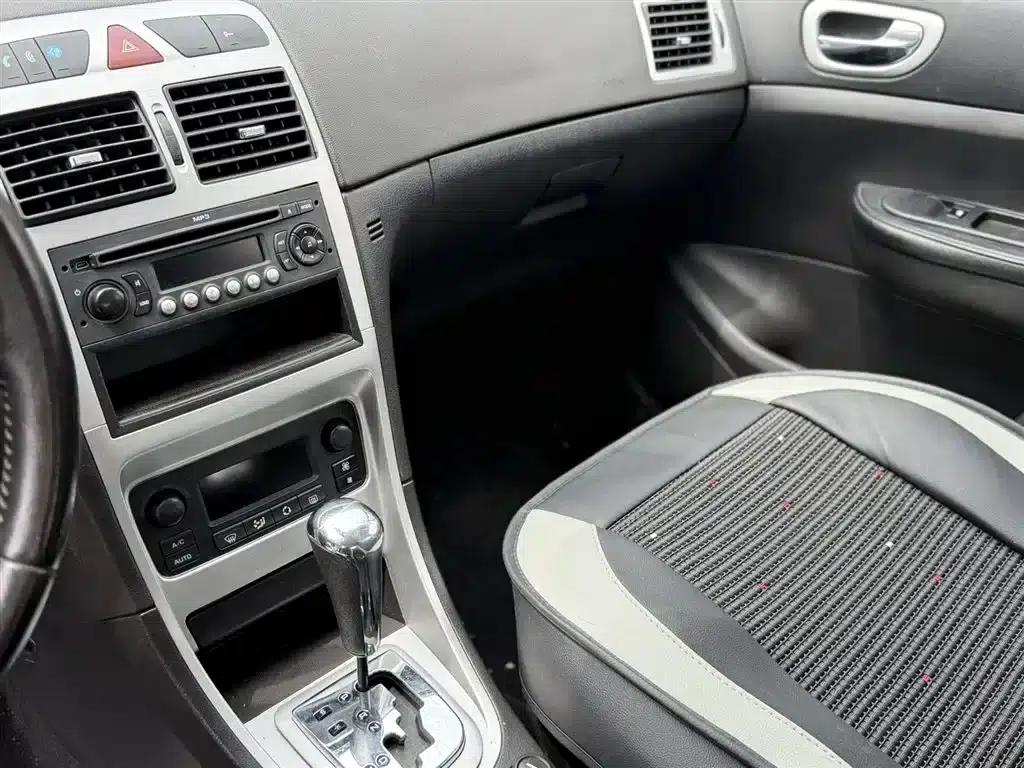 Peugeot 307 2010 Hatchback 1.6L Automatic Luxury Edition — миниатюра 5