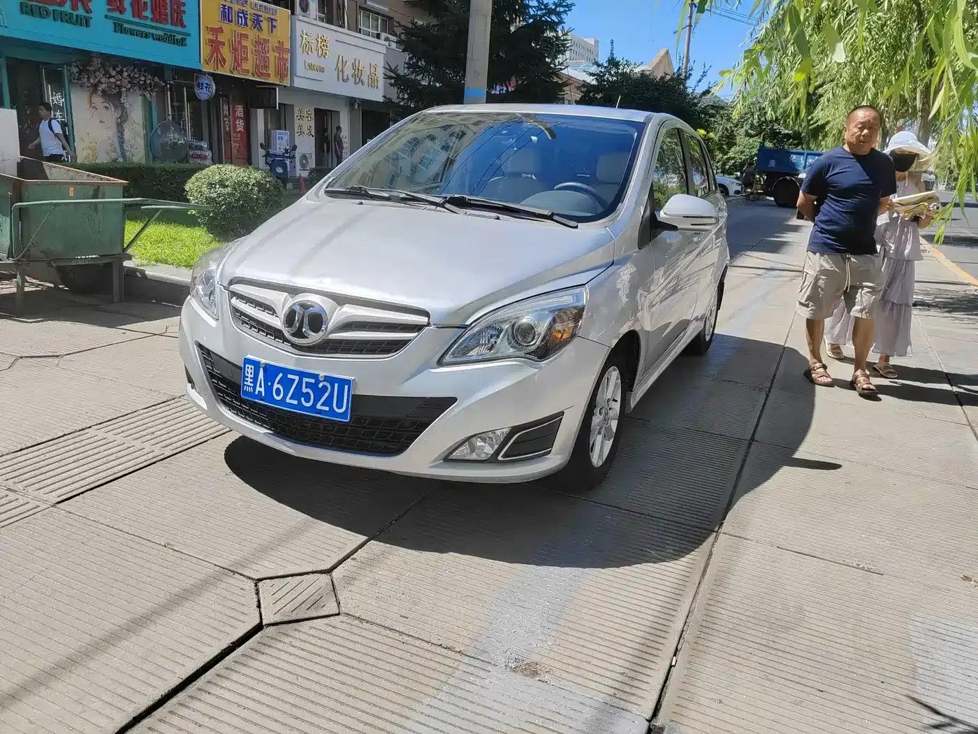 Beijing Automotive E-Series 2012 Hatchback 1.5L Automatic Comfort Edition — миниатюра 2