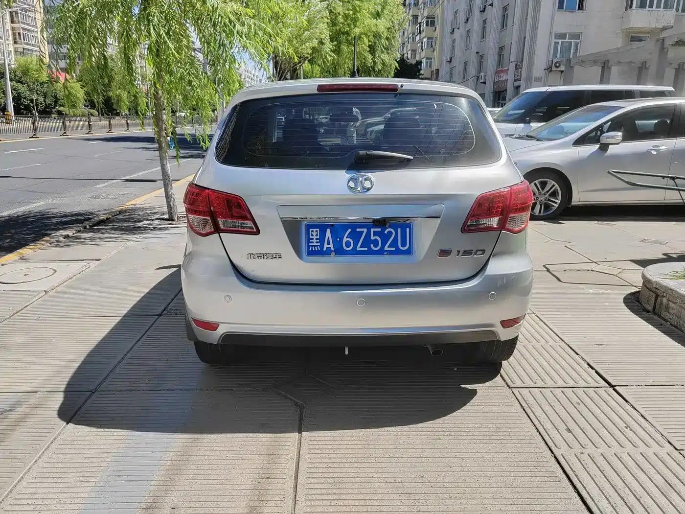 Beijing Automotive E-Series 2012 Hatchback 1.5L Automatic Comfort Edition — миниатюра 5