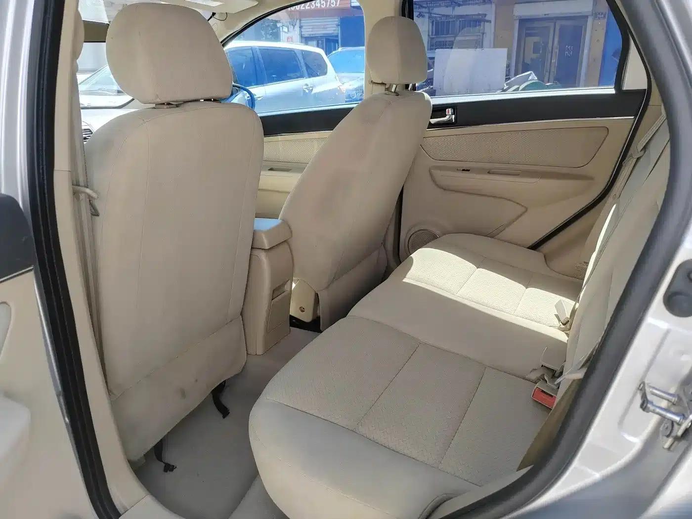 Beijing Automotive E-Series 2012 Hatchback 1.5L Automatic Comfort Edition — миниатюра 8