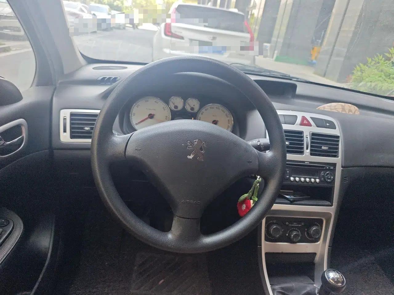 Peugeot 307 2013 Hatchback 1.6L Manual Comfort Edition — миниатюра 11