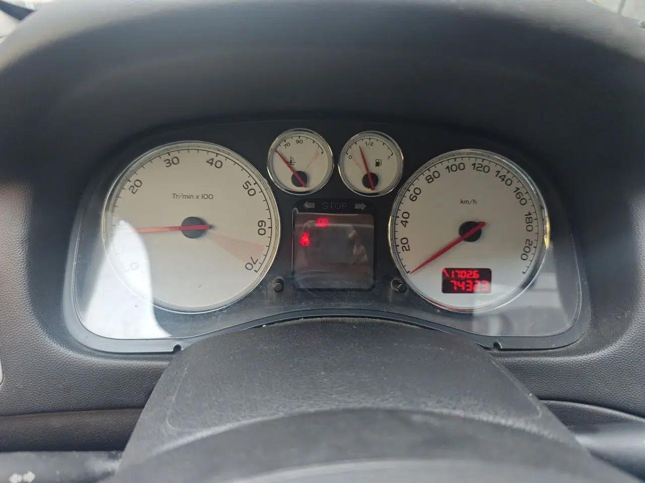 Peugeot 307 2013 Hatchback 1.6L Manual Comfort Edition — миниатюра 12